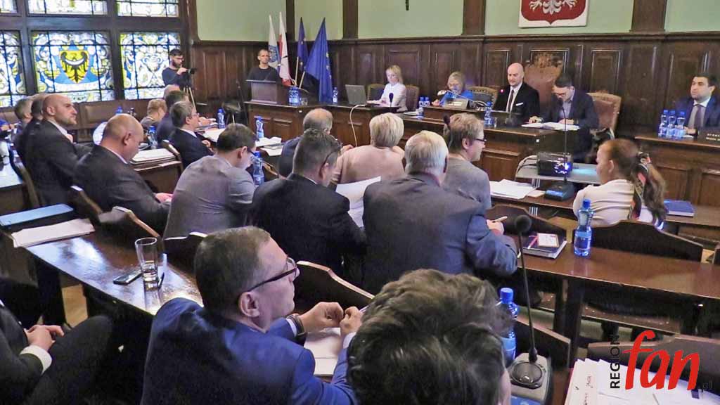 Pierwsza komunikacja miejska i są już pierwsze spory