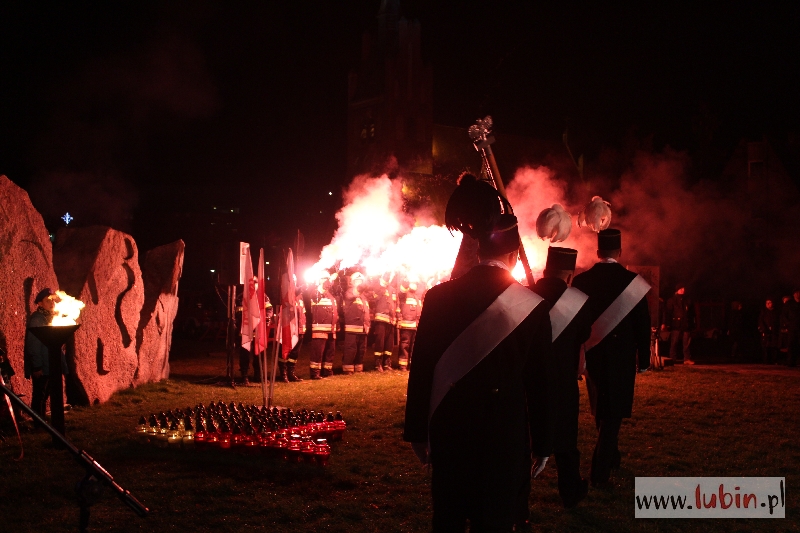 Kwiaty i ogień w smutną rocznicę