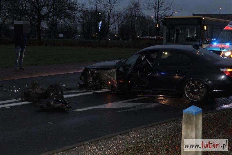 Czołówka dwóch BMW pod galerią (FOTO)