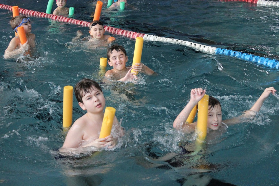 Basen i piłka ręczna na ferie (FOTO)