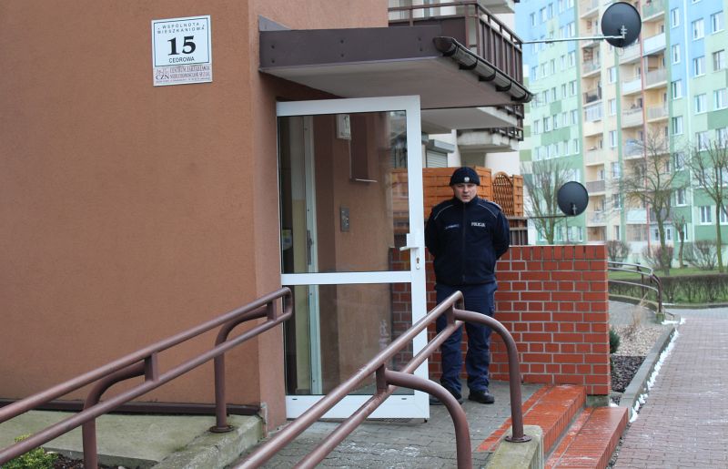 Zadała ciosy córkom, a później próbowała się zabić (WIDEO)