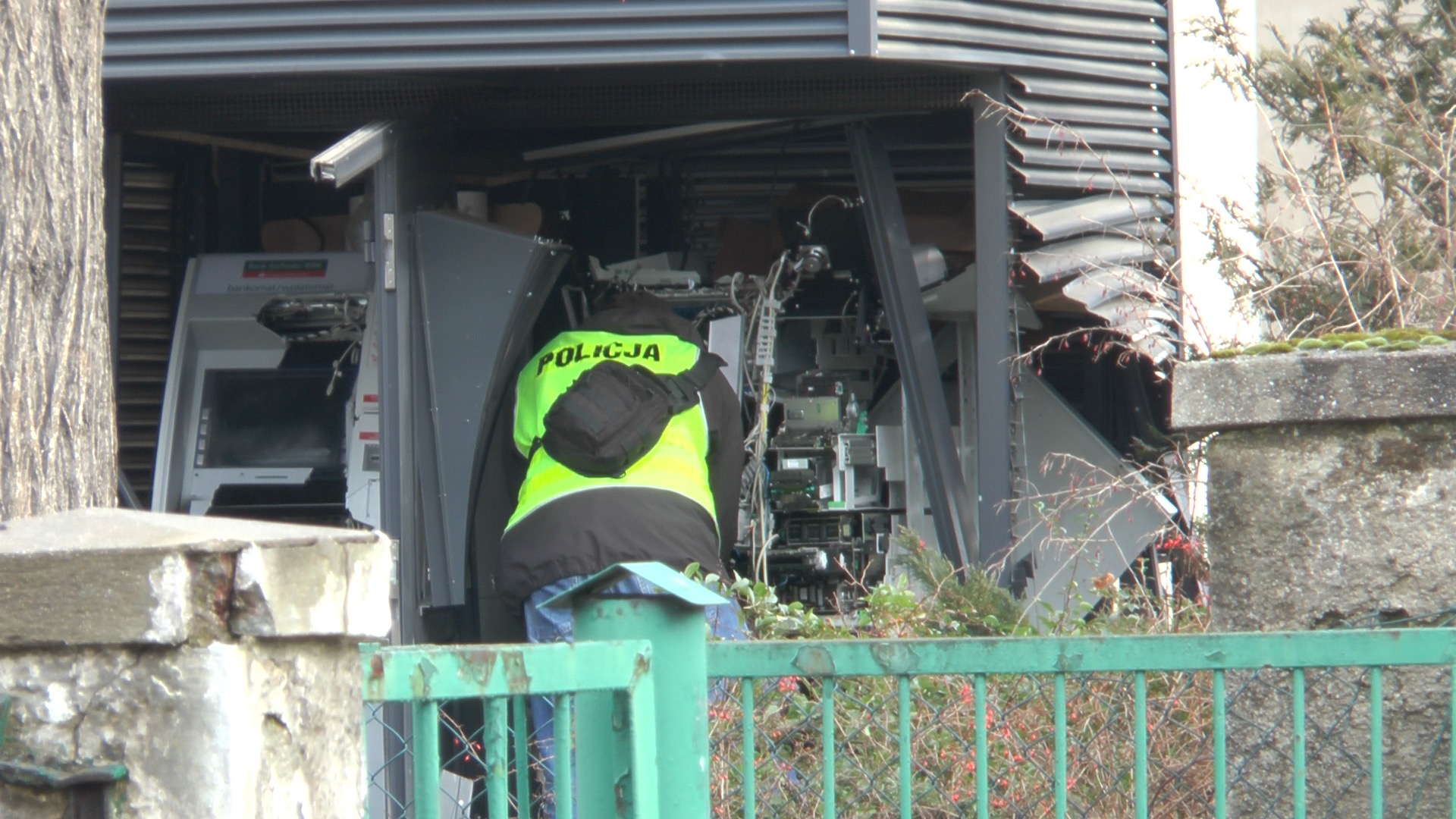 Nocny skok na bankomat. Policja liczy straty (FOTO, WIDEO)