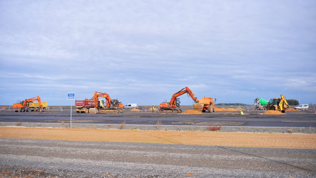 Mercedes rusza z halą