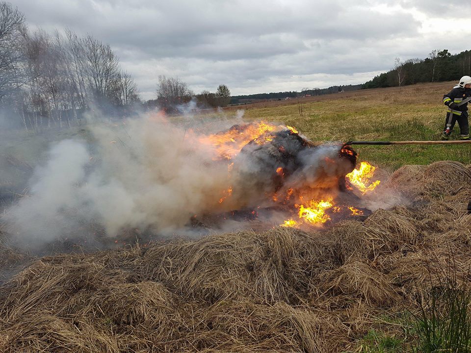 Bele słomy spłonęły w szczerym polu