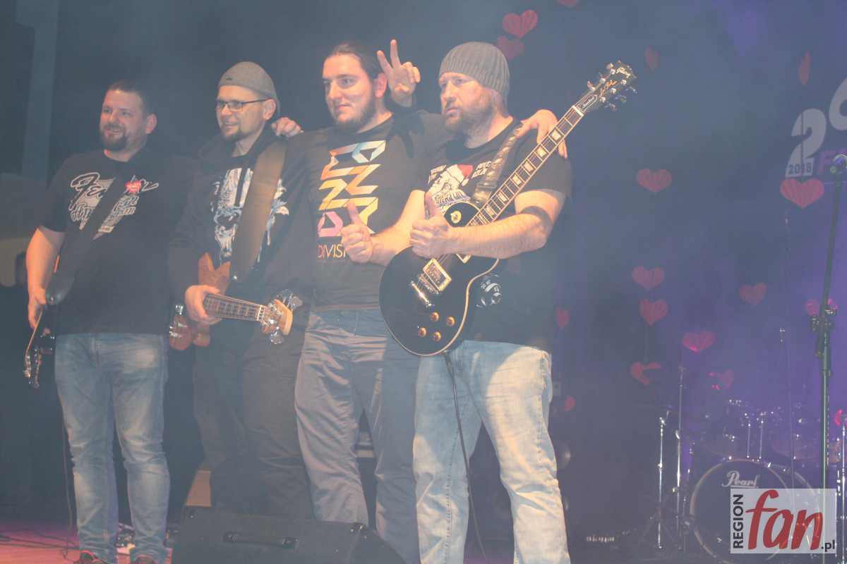 Suknia ślubna i rękawice bokserskie do licytacji