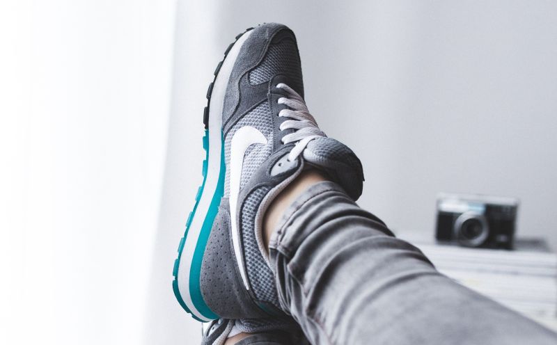 Przed policjantami ukryli się… w wersalce (WIDEO)