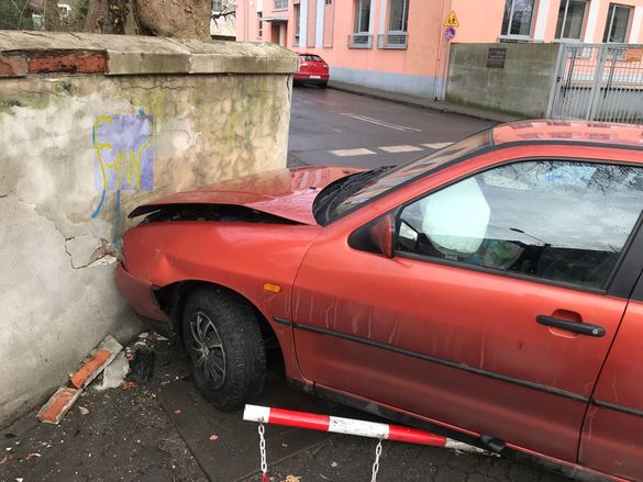 Pijana uderzyła w mur