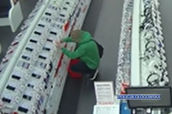 Półnagi złodziej ukryty w zagajniku