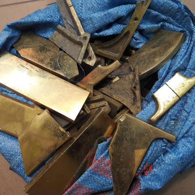 Ukradł napis i sprzedał go na skupie