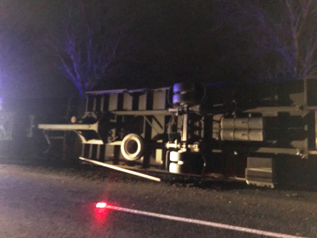 Pod Legnicą wiatr wywrócił ciężarówkę (FOTO, WIDEO)