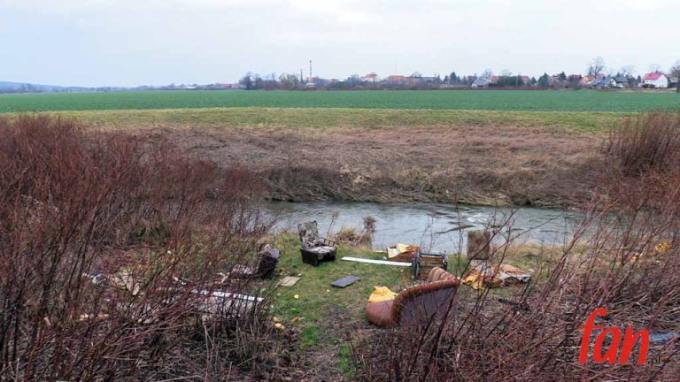 Dzikie składowisko nad Nysą Szaloną (FOTO)