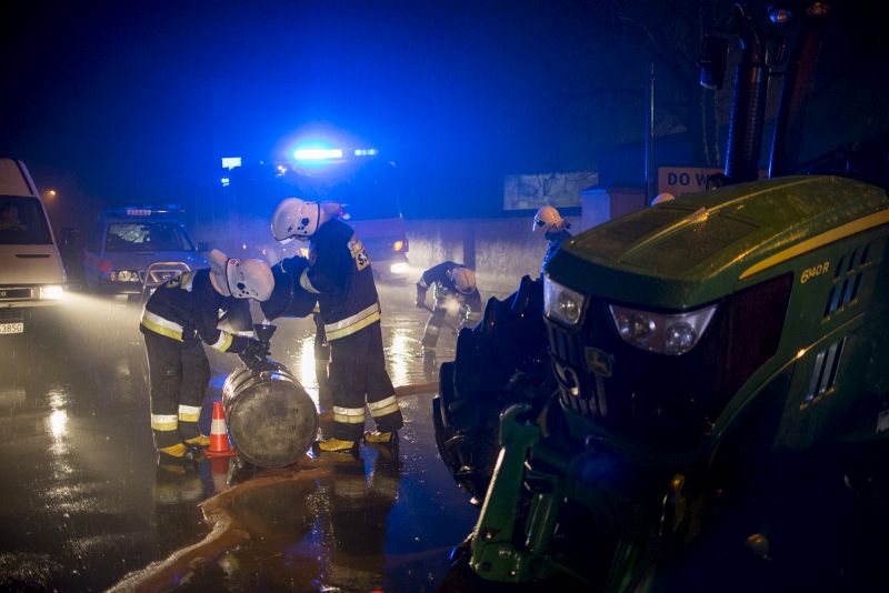 Osobówką czołowo w traktor