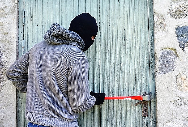 Ukradł za mało, więc wrócił z kolegą