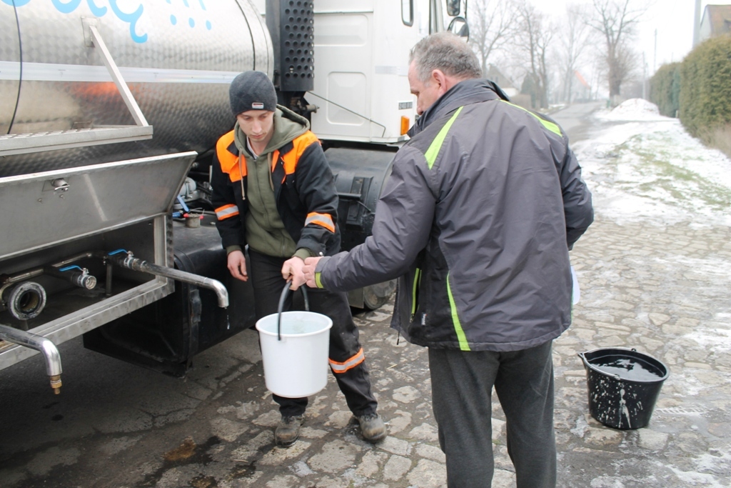 Skażenie wody pod Legnicą. Miasto bezpieczne (FOTO, WIDEO)