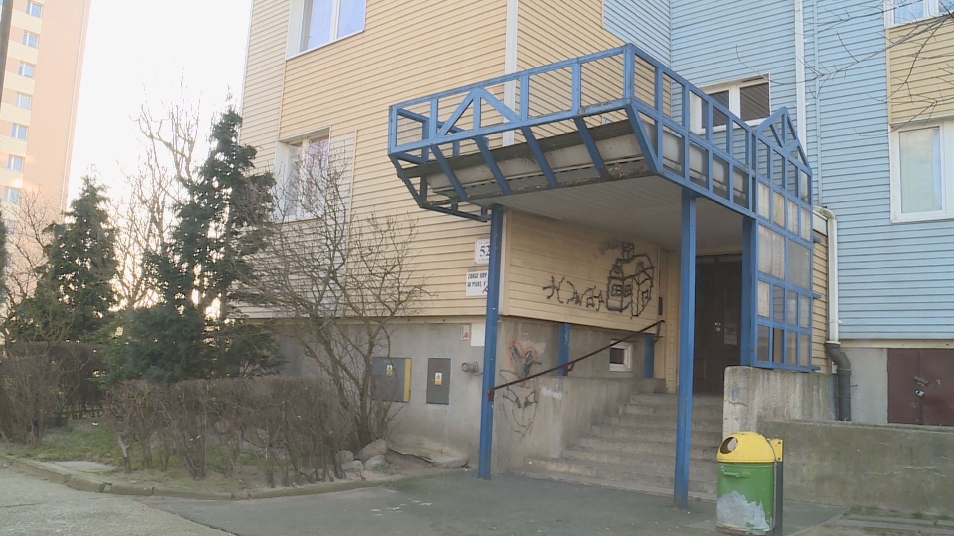 Nago i w peruce włamywał się do piwnic (WIDEO)