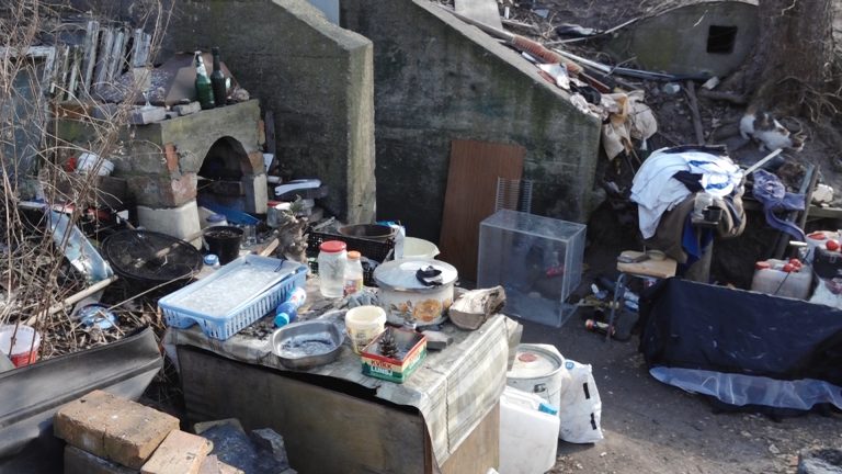 Mieszka w bunkrze od 25 lat