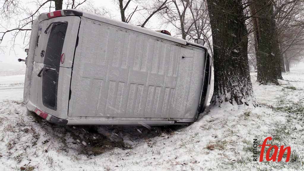 Lód na drodze, auto w rowie (FOTO, WIDEO)