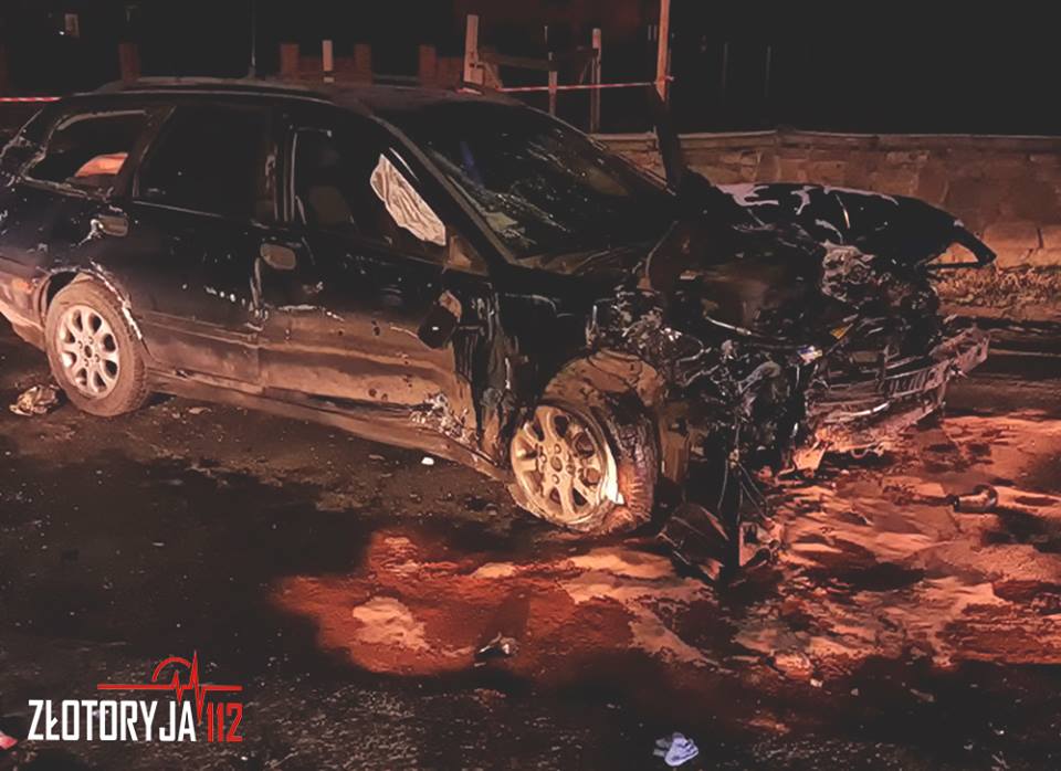 Auto zderzyło się z murem. Dwie osoby w szpitalu (FOTO)