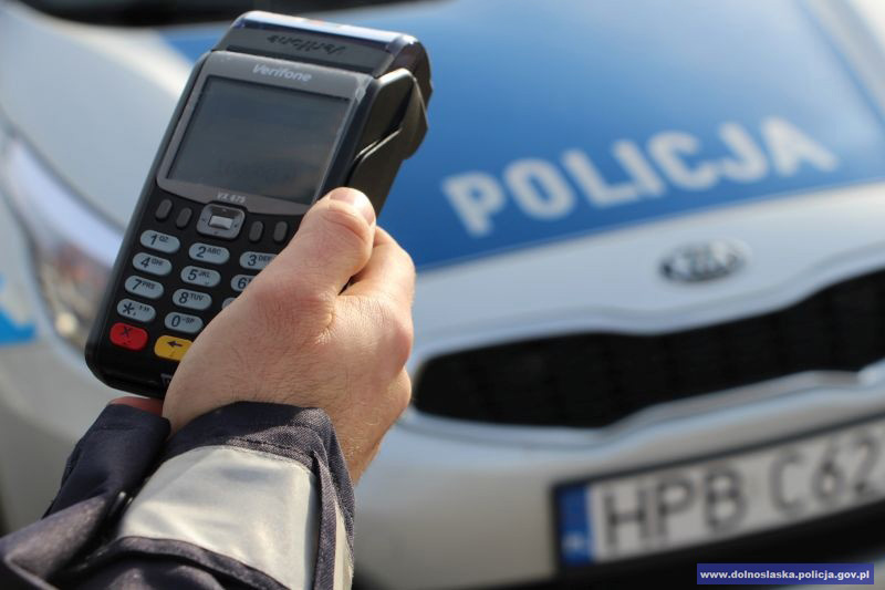 Za mandat zapłacisz kartą. Policja ma już terminale płatnicze