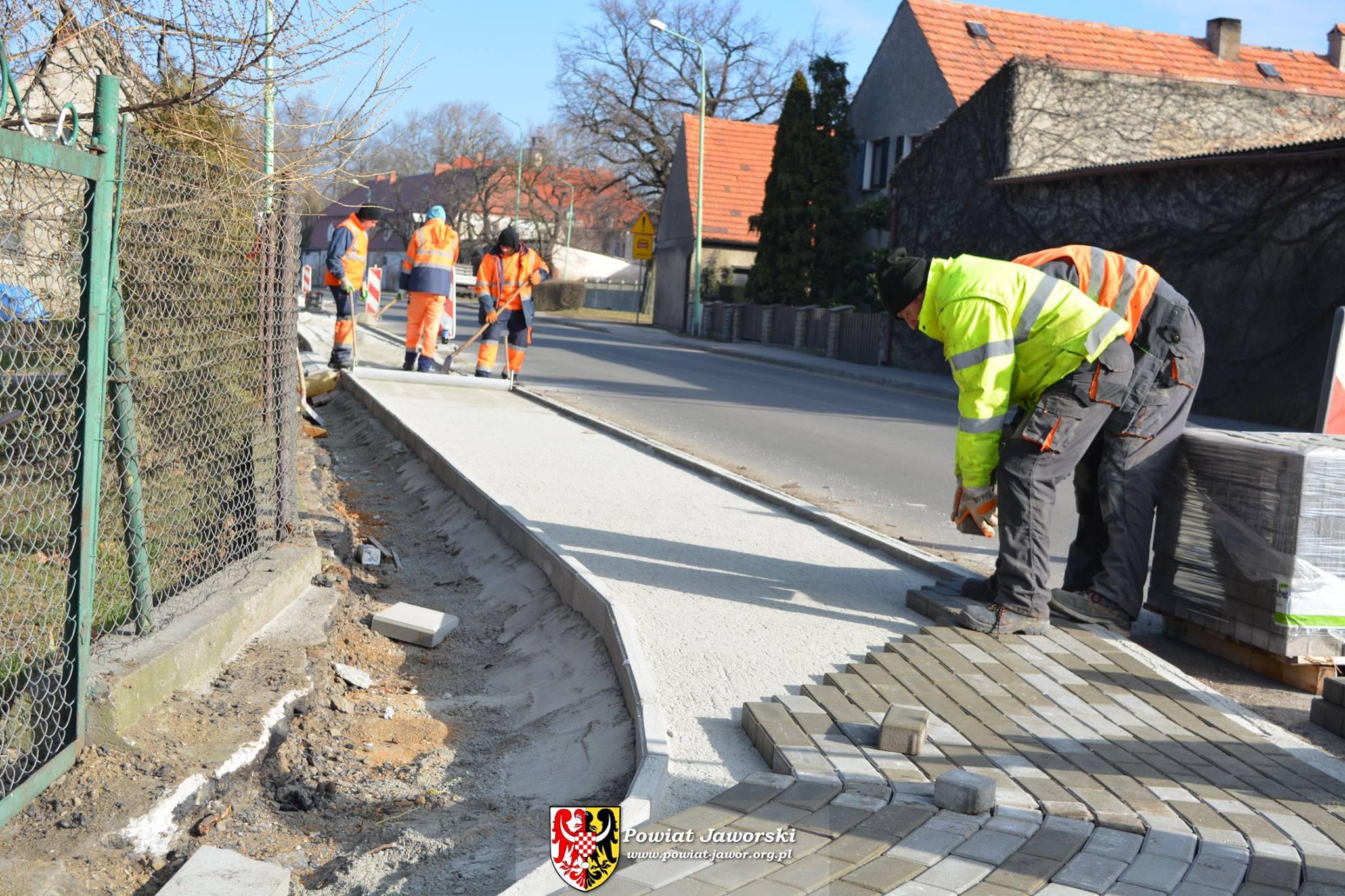 Budują chodniki i remontują drogi