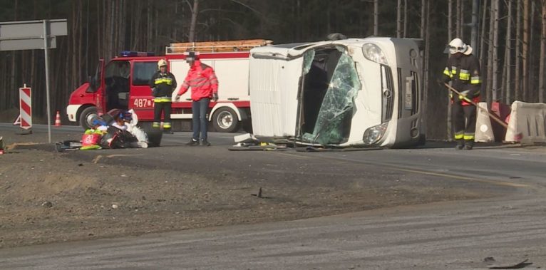 Dachowanie na trójce. 4 osoby w szpitalu (WIDEO)