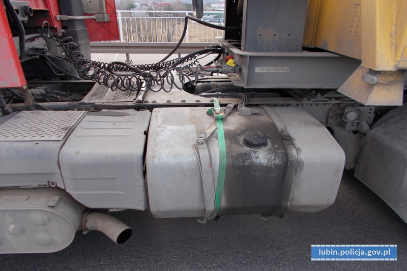 Zbiornik paliwa przyczepił… pasem
