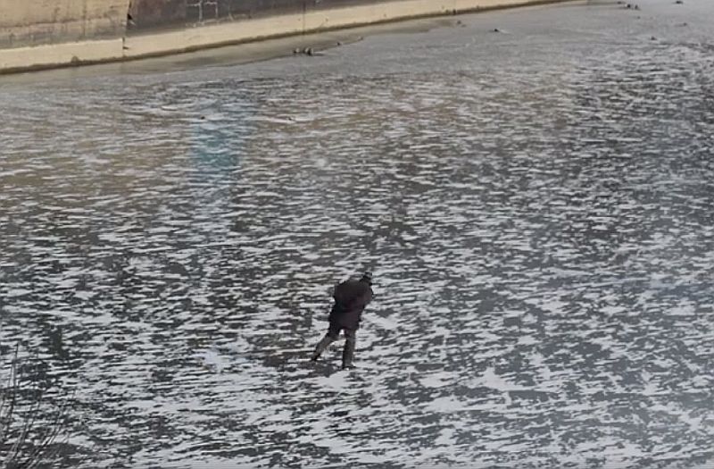 Lekkomyślny łyżwiarz na środku Odry!