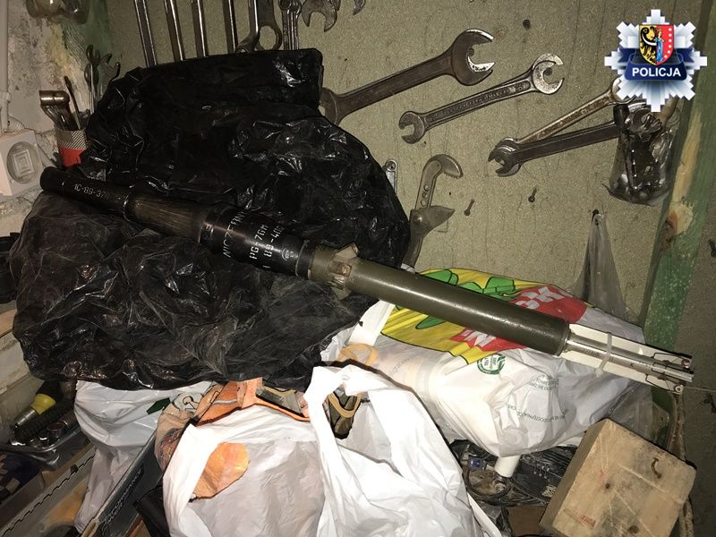 Szukali narkotyków, znaleźli pocisk i amunicję