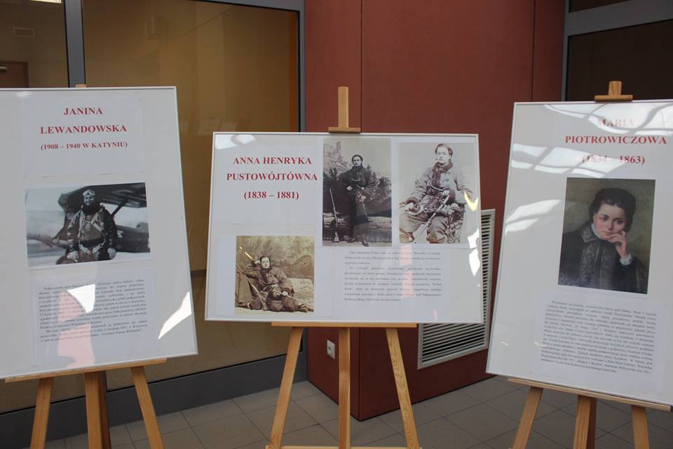 Wyjątkowa wystawa w grębocickim gimnazjum