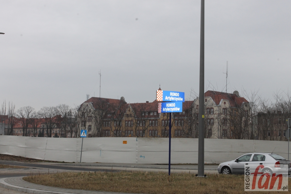 Na rondo przez trawnik