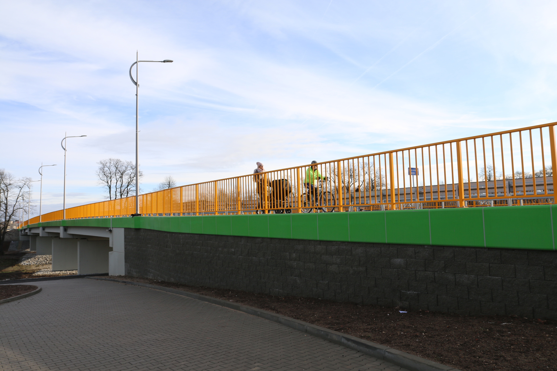 Ogołocili nowy most