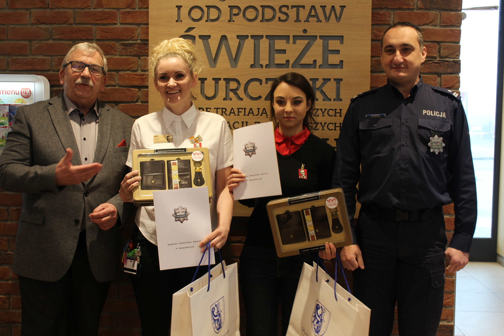 Cudzoziemcy zostawili w Polkowicach plecak. Znalazców czekała niespodzianka (WIDEO, FOTO)