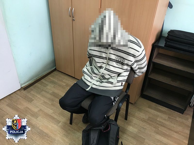 Na widok policjantów uciekł do sklepu, który okradł