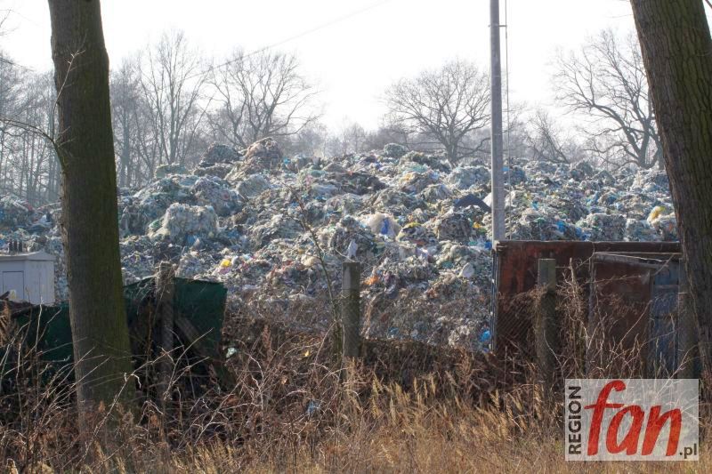 Hałdy śmieci i biznesmen-widmo