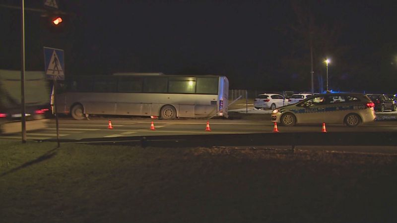 Autobus w rowie (WIDEO)