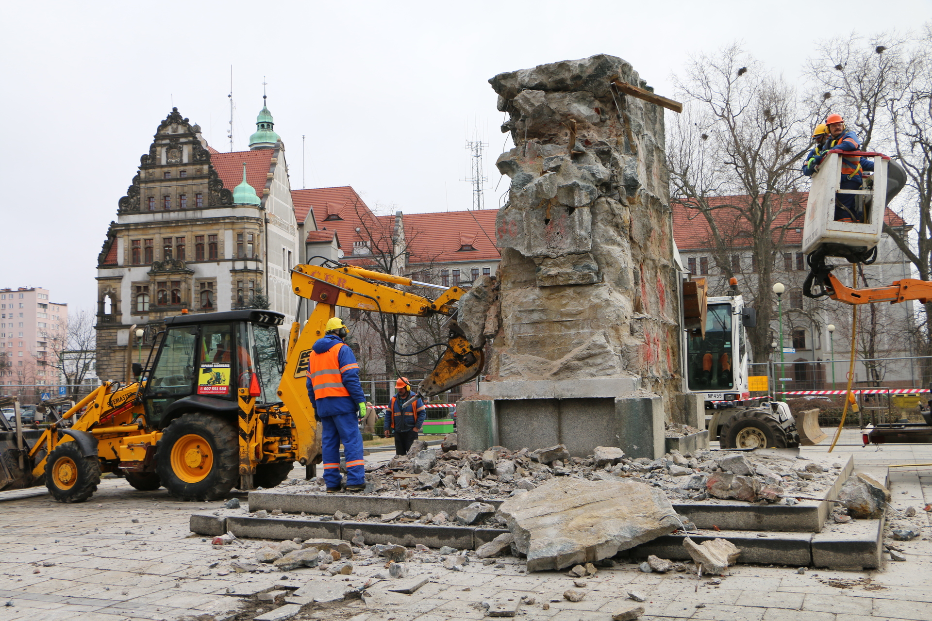 Materiałem z cokołu utwardzą drogi