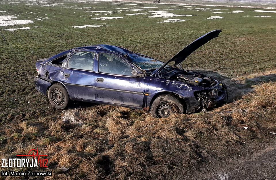 Groźne dachowanie na drodze wojewódzkiej (FOTO)