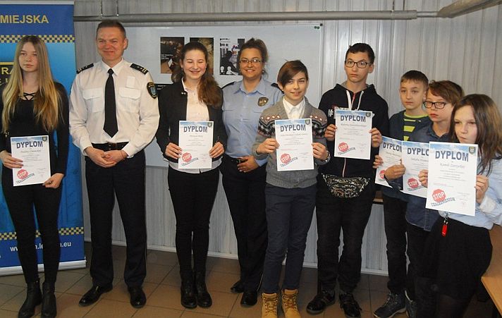 Uczniowie robili zdjęcia przeciwko nałogom