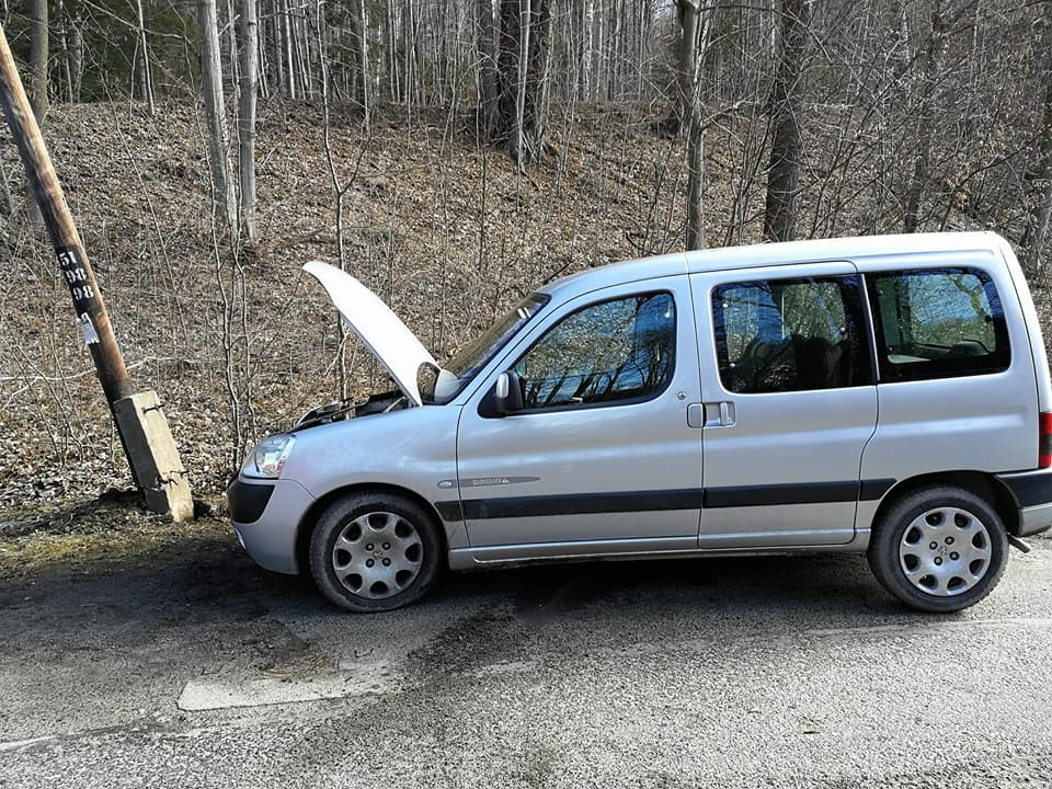 Wjechała prosto w słup telefoniczny (FOTO)