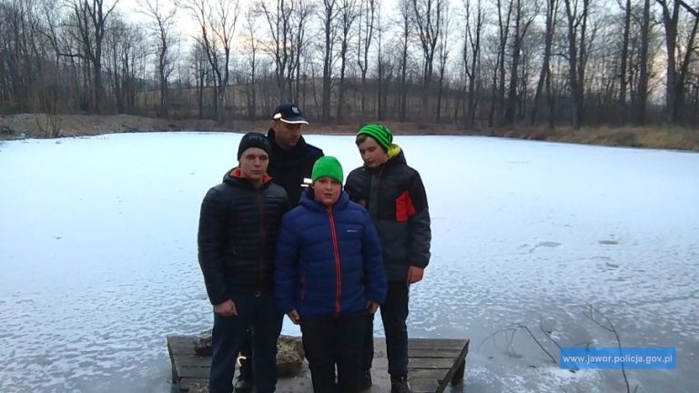 Troje nastolatków uwięzionych na pękającej tafli lodu (FOTO, WIDEO)