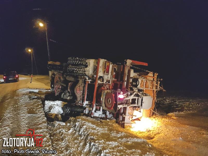 Osobówka na drzewie i piaskarka w rowie (FOTO)