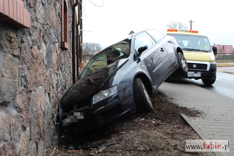 Z rozpędem uderzył w budynek