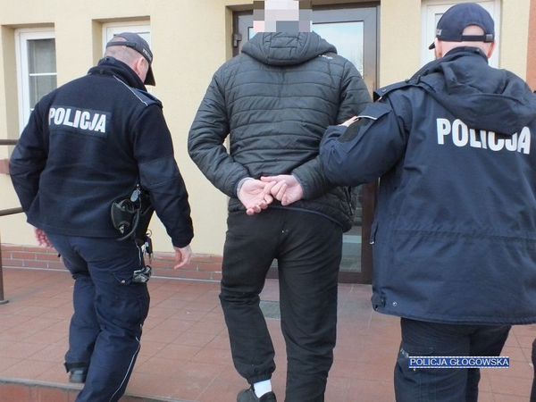 Pracownicy sklepu zablokowali złodzieja w drzwiach