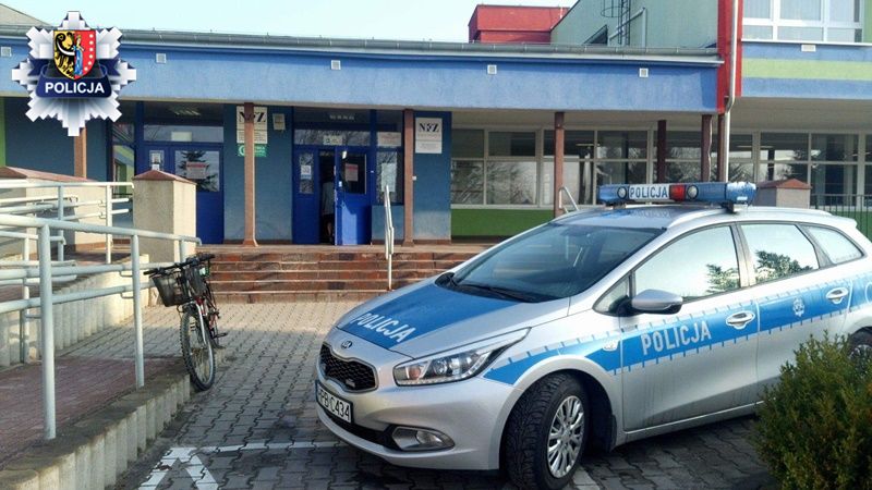 Polkowiccy policjanci eskortowali auto z nieprzytomnym mężczyzną (WIDEO)