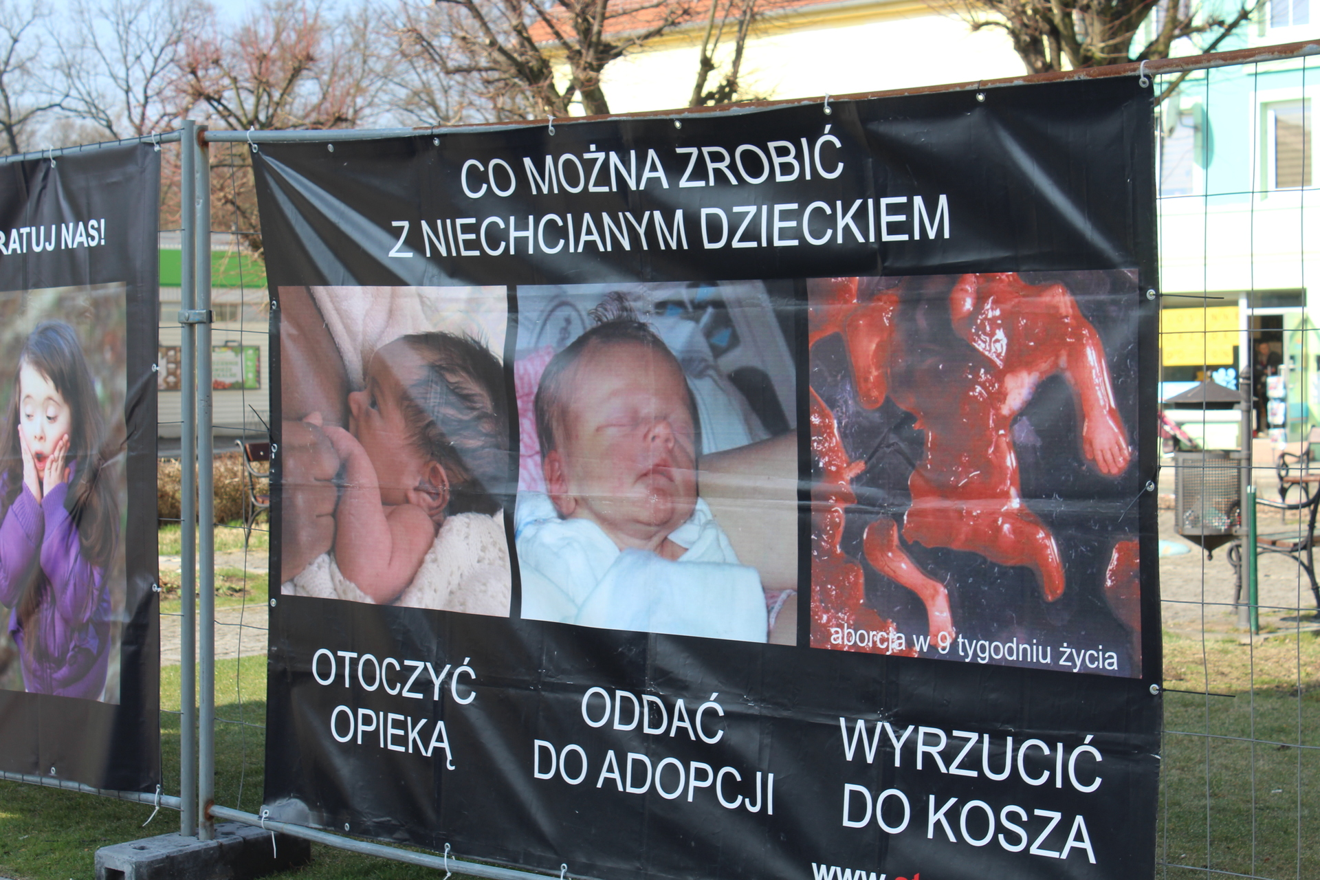 Kontrowersyjna wystawa w centrum Chocianowa (FOTO)