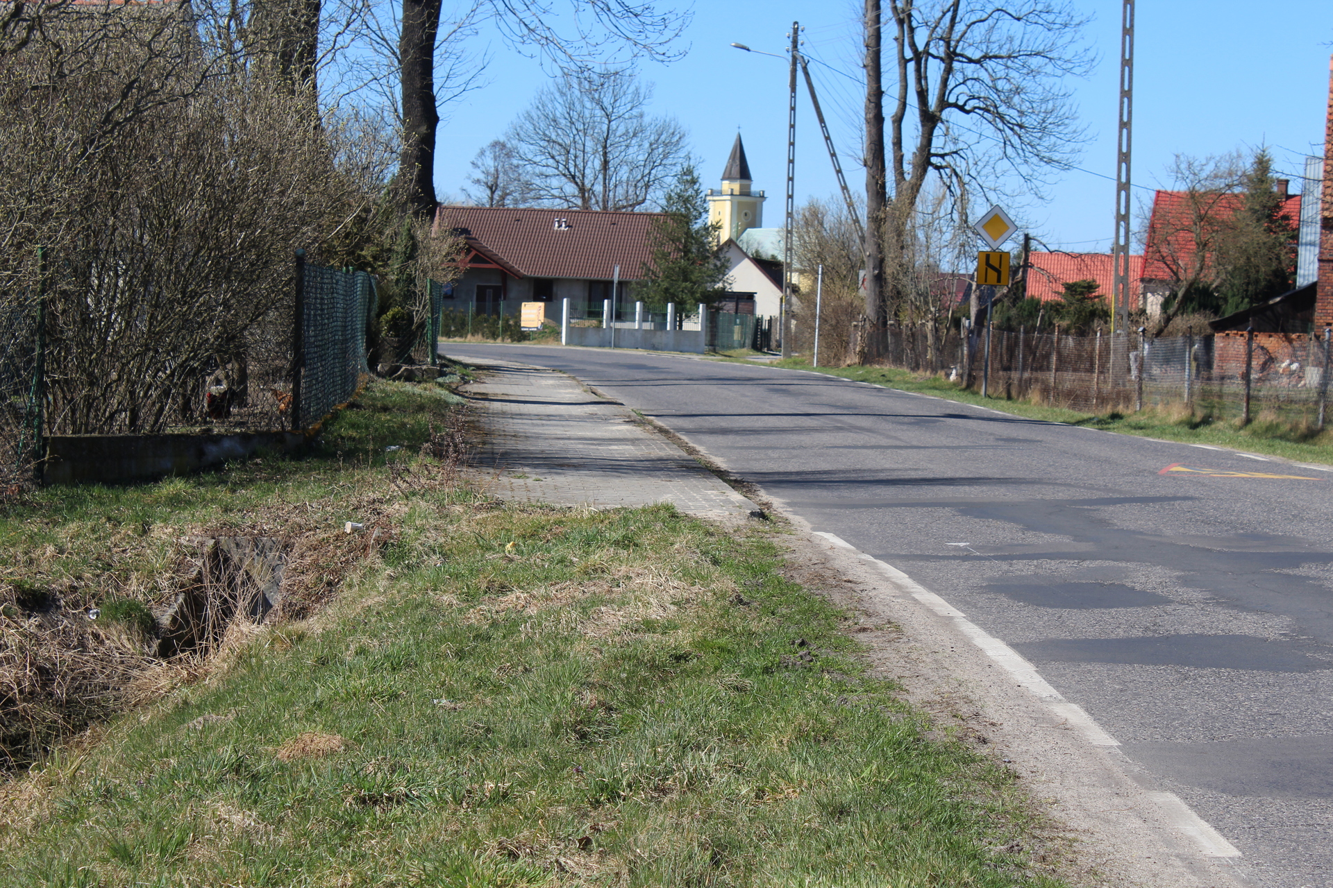 Kawałek chodnika w Jędrzychowie. Na wagę zdrowia, a nawet życia