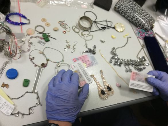 Wpadli nie tylko z kradzioną biżuterią