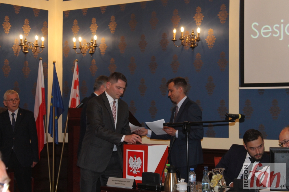 Przewodniczący zdołał zachować stanowisko (WIDEO)