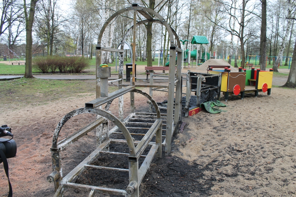 Piroman znów zniszczył kolejkę (WIDEO, FOTO)