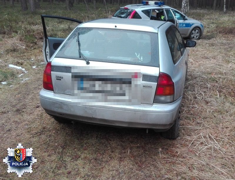 Uciekał autem przed policją, bo nie miał uprawnień